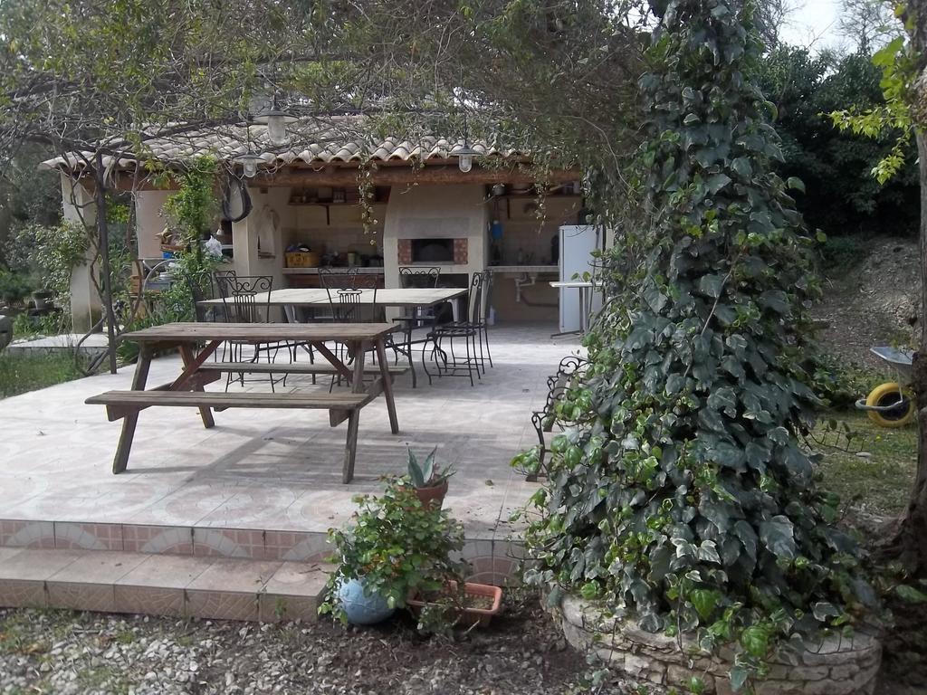 B&B Le Petit Frigouye โรชฟอร์ต-ดู-การ์ ภายนอก รูปภาพ